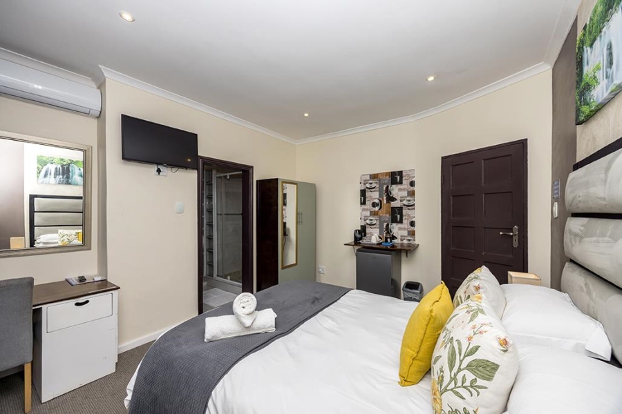10 Bedroom Property for Sale in Milnerton Western Cape